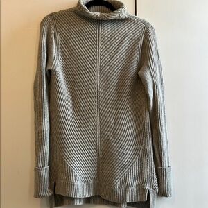 Gray Ribbed Knit Turtleneck Sweater with Geometric Design